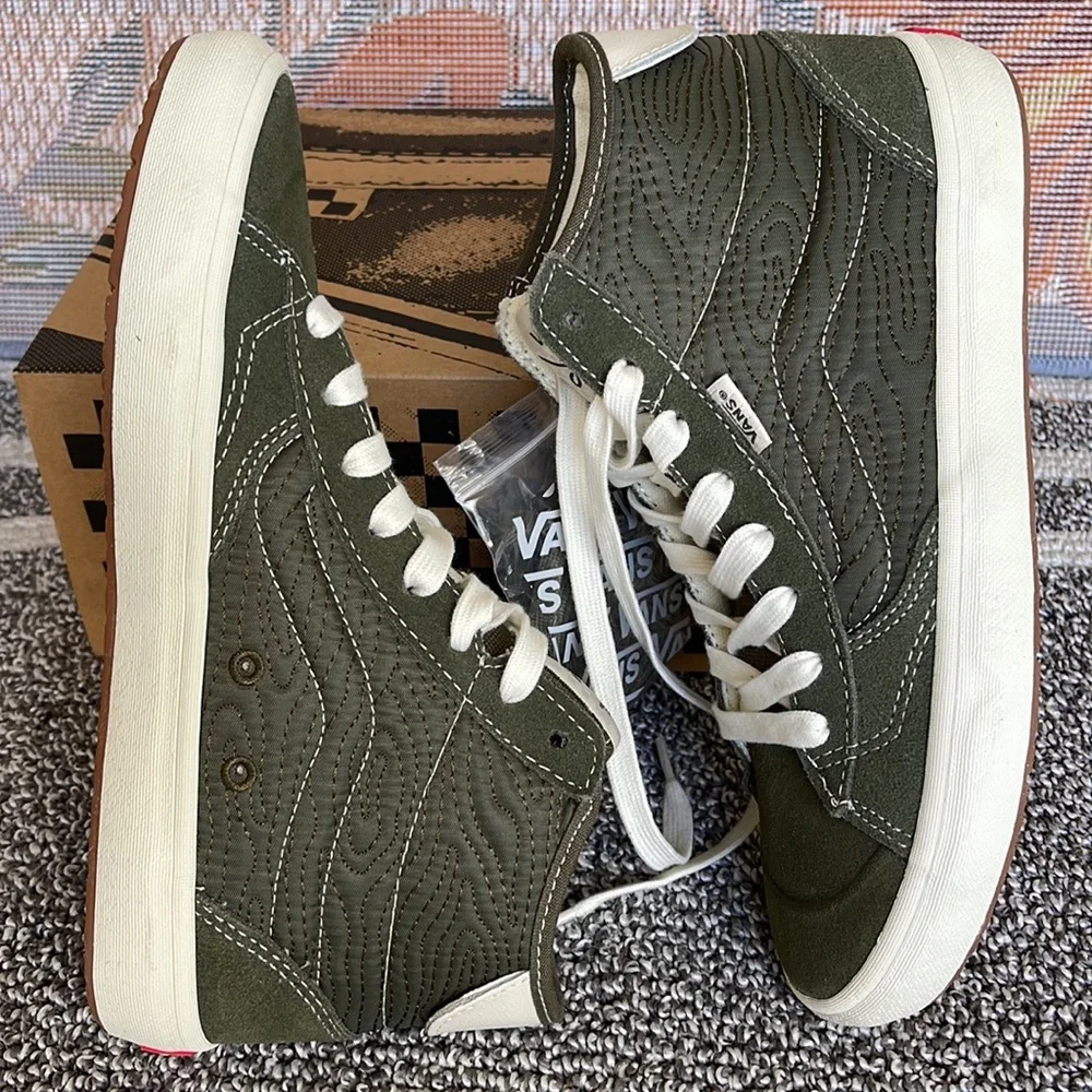 Vans Men’s The Lizzie
Quilted Grape Leaf
VN0A4BX150K
Sneakers - Picture 12 of 16